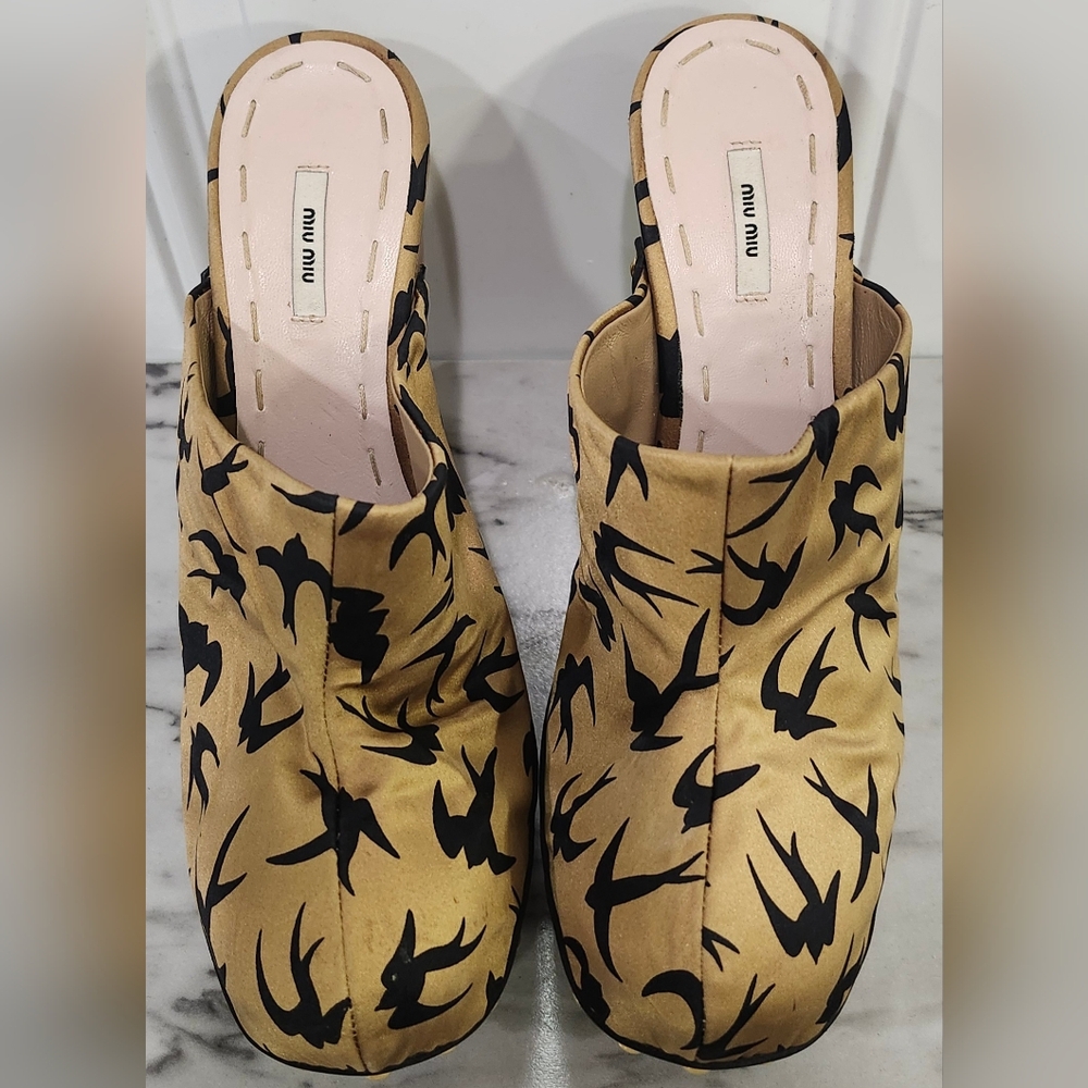Miu Miu Gold Satin Black Swallow Birds Wooden Mules Clogs Women's Size 37/6.5 - Picture 2 of 9